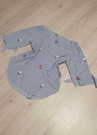 Блуза в полоску с цветам на плечи quiz