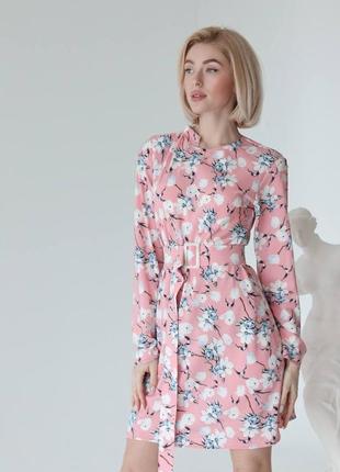 Пудровое платье мини с поясом в цветочный принт6 фото