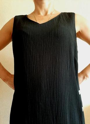 Стильное черное платье с акцентом из перламутровых пуговиц и разрезом из вискозы от everyday7 фото