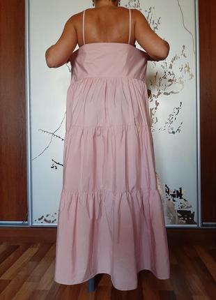 Перламутрово-розовое ярусное платье макси большого размера9 фото