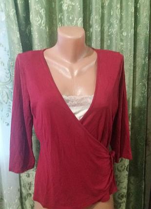 Футболка на запах с имитацией майки.