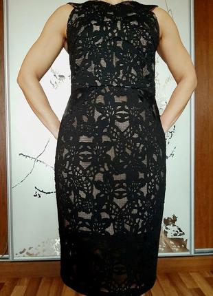 Шикарное черное платье из кружева на бежевом чехле4 фото