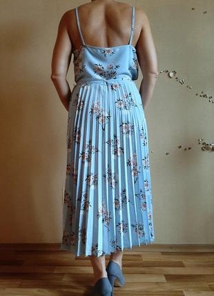 Милое голубое платье в цветах с плиссированной юбкой3 фото