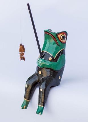Статуэтка лягушка жаба рыбак деревянный высота 13см