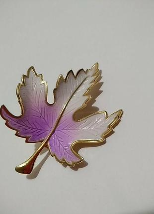 Брошка лист у золотому кольорі з покриттям у фіолетовому і білому кольорі