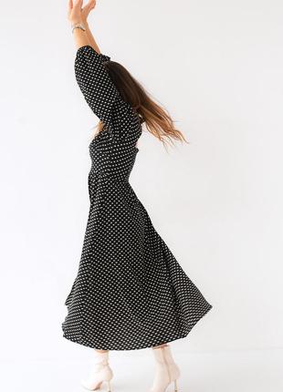 Женское платье в горох с вырезом на спинке черного цвета8 фото