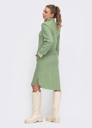 Стильное теплое платье из букле в спортивном стиле с длинными рукавами салатовое оливковое зелено3 фото