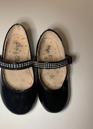 Лаковані туфельки зі стразами