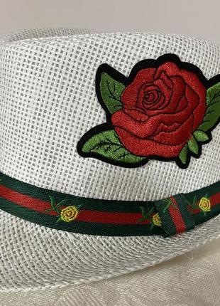 Жіноча літнє капелюх федора біла і молочна і бежева з аплікацією троянда