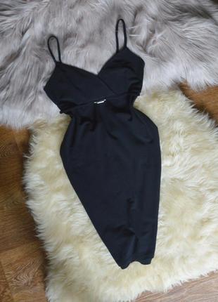 Платье
на запах черное на бретелях