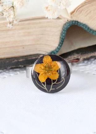 Кільце з живими квітами