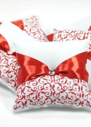Красная свадебная  подушечка для обручальных колец1 фото