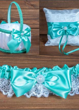 Свадебные аксессуары в цвете бирюза.  корзинка для лепестков, подушечка для колец, подвязка