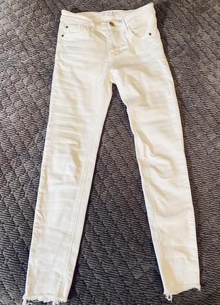 Белые джинсы stradivarius