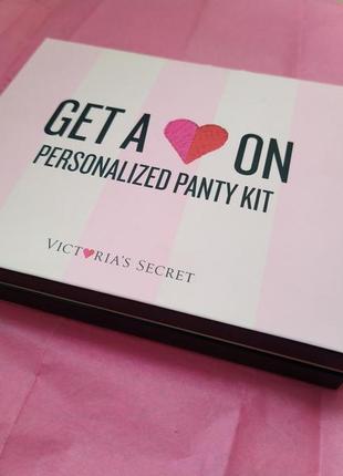 Подарунковий набір victoria's secret one size cheekini panty& iron-on accessories4 фото