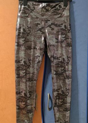 Моделирующие спортивные штаны серебристый камуфляж американского бренда fabletics3 фото