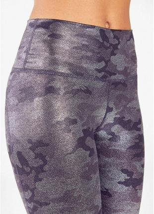 Моделирующие спортивные штаны серебристый камуфляж американского бренда fabletics5 фото