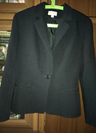 Піджак жіночий класичний.