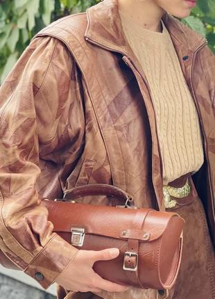 Вінтажна шкіряна курточка з об'ємними рукавами коричневого кольору