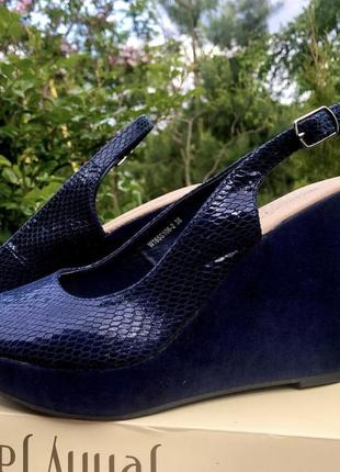 Босоніжки на платформі