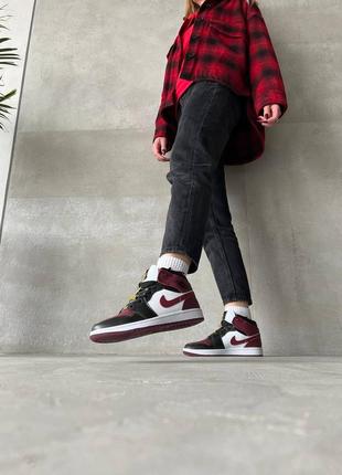 Nike air jordan 1 mid se black dark beetroot новинка женские бордовые кроссовки найк джордан весна лето осень жіночі бордові трендові кросівки6 фото