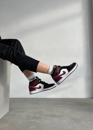 Nike air jordan 1 mid se black dark beetroot новинка женские бордовые кроссовки найк джордан весна лето осень жіночі бордові трендові кросівки8 фото