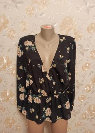 Блуза в принт цветы с декольте