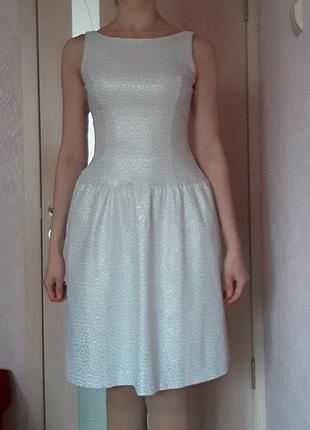 Сукня біло-сріблясте з заниженою лінією талії