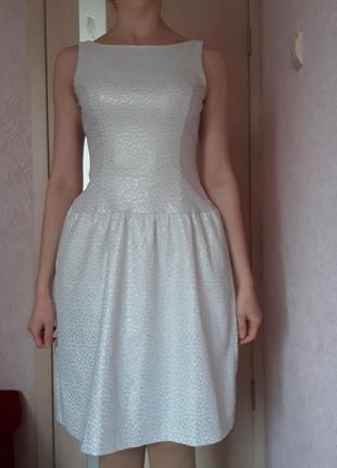 Платье бело-серебристое с заниженной линией талии4 фото