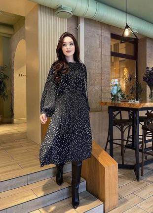 Черное платье в мелкий горошек на длинный рукав миди легкое летящее модное трендовое красивое стильное