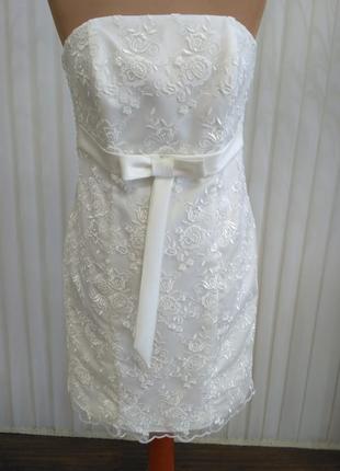 Короткое белое кружевное свадебное платье