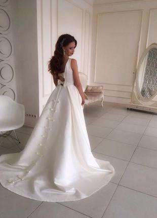 Довга атласна весільна сукня кольору айворі4 фото