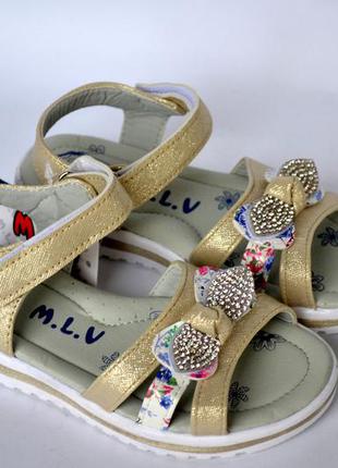Красивые и практичные босоножки m . l . v .