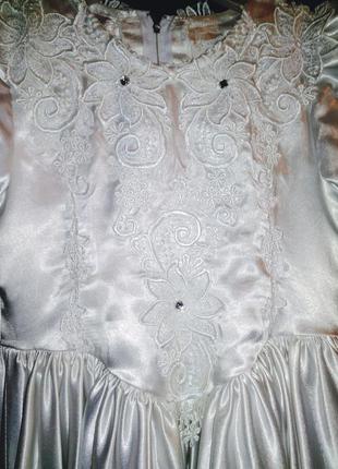 Плаття випускне біле атласне 4