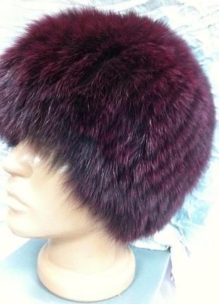 Меховая шапка из песца бордового цвета на вязанной основе