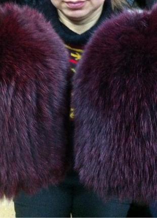 Меховая шапка из песца бордового цвета на вязанной основе