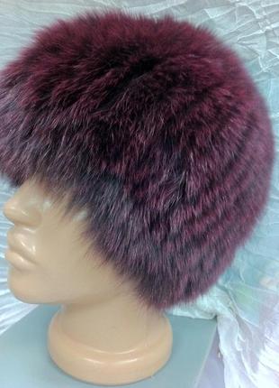 Меховая шапка из песца бордового цвета на вязанной основе