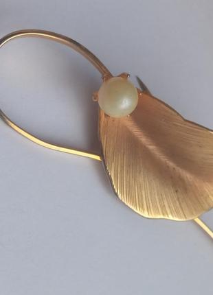 Стильная золотистая брошь лепестокс жемчугом осень 2023