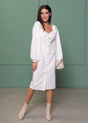 Біле плаття-футляр на гудзиках