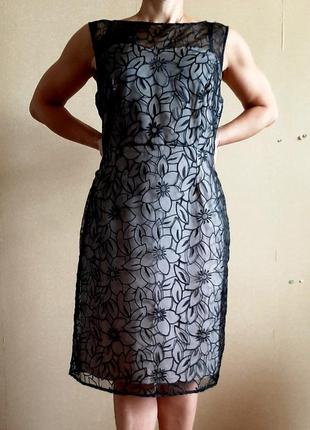 Шикарне чорне мереживне плаття футляр на бежевому чохлі