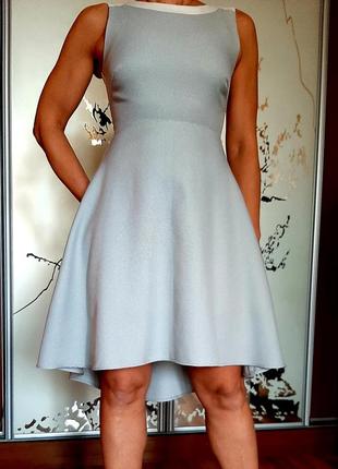 Стильное серое приталенное платье с ассиметричной юбкой1 фото