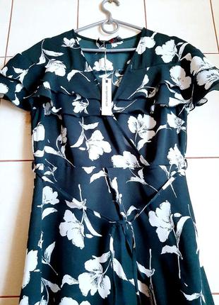 Нове плаття з запахом, рюшами на рукавах і квітковим принтом темно-смарагдового кольору10 фото