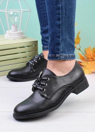 Женские туфли на низком каблуке со шнуровкой
