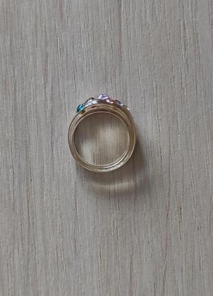 Кольцо с россыпью искусственныйх кристалов с ювелирной огранкой под фианиты5 фото