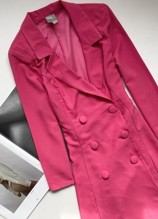 Яркое розовое платье двубортное м