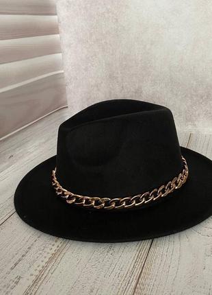 Черного цвета шляпка в стиле maison michel