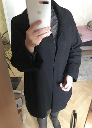 Чёрное пальто
