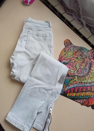 Класні завужені укорочені джинси з замочками