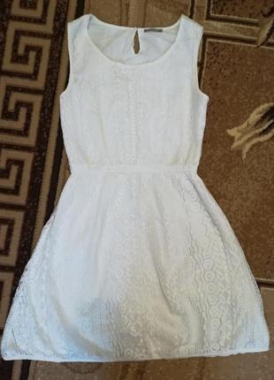 Белое нежное платье с кружевом