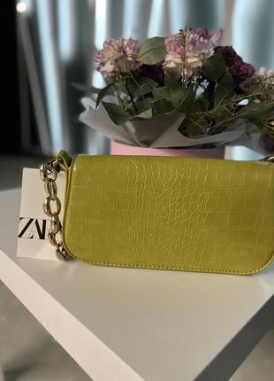 Яркая сумка багет